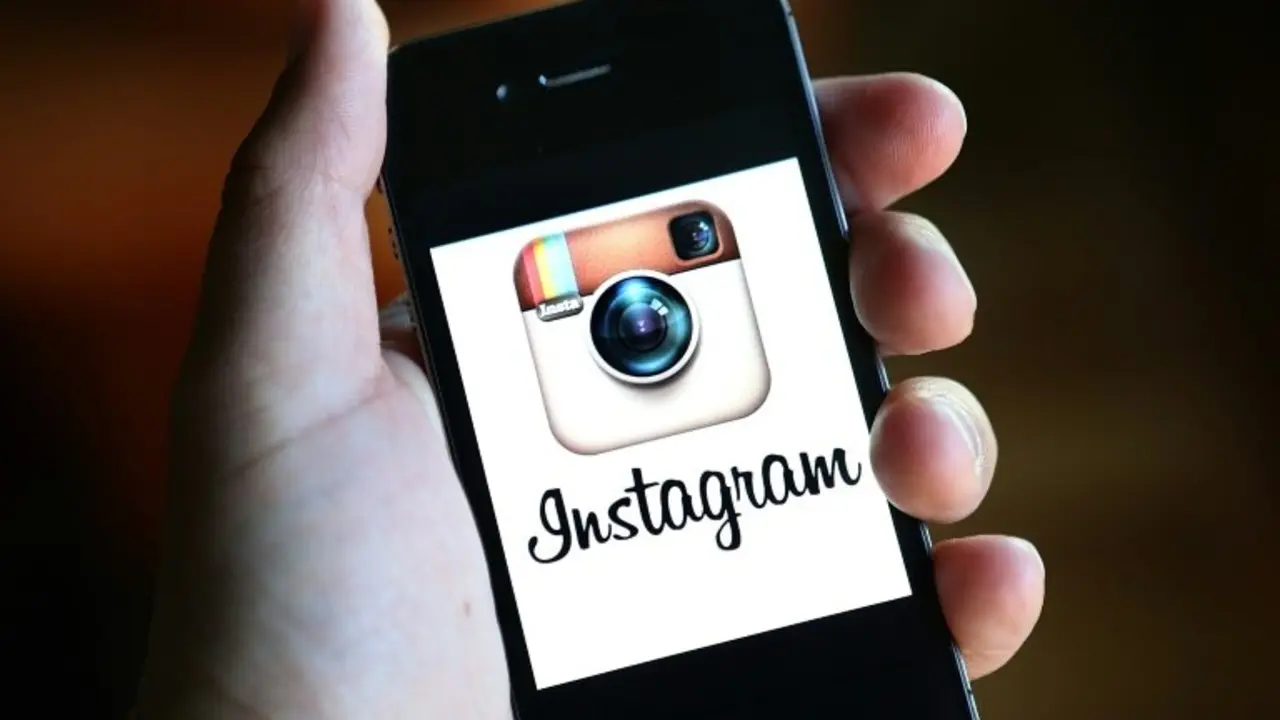 <p>El logo de Instagram en un tel&eacute;fono Iphone el 18 de diciembre de 2012 en Fairfax, California</p>