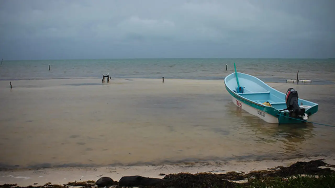 60802104. Punta Herrero, Quintana Roo, 2 Ago 2016 (Notimex- Francisco G&aacute;lvez).-  Ante el pron&oacute;stico de fuertes lluvias durante los pr&oacute;ximos d&iacute;as, debido a la tormenta tropical Earl, autoridades y pobladores preparan acciones y medidas preventivas para implementar en el estado. NOTIMEX/FOTO/ FRANCISCO G&Aacute;LVEZ/FRE/WEA/