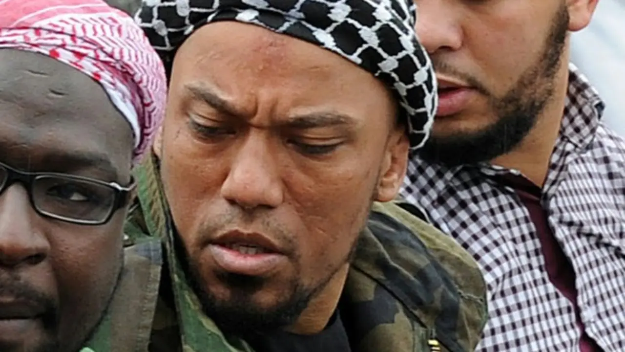 <p>Denis Cuspert (c), conocido como Deso Dogg, el 5 de mayo de 2012 en Bonn</p>