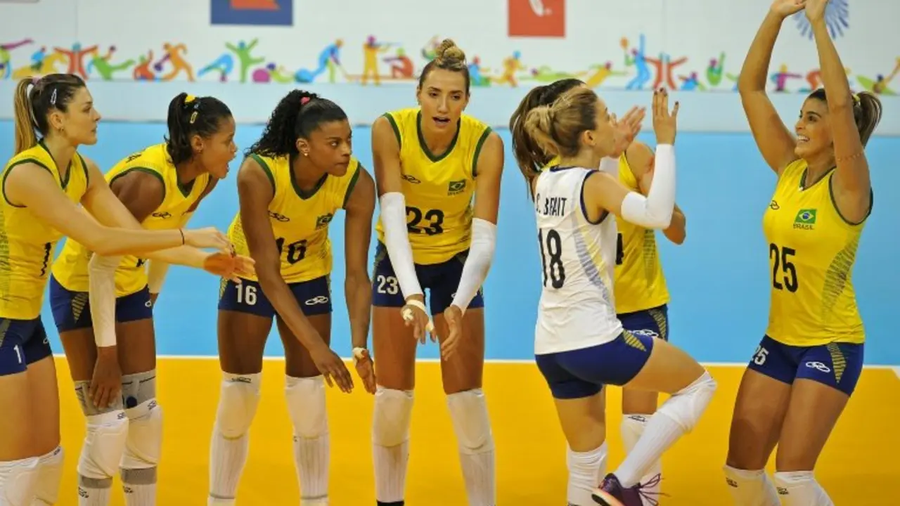 <p>El equipo de voleibol femenino de Brasil celebra luego de convertir contra Estados Unidos en el partido por la medalla de oro en los Juegos Panamericanos el 25 de julio de 2015 en Toronto</p>
