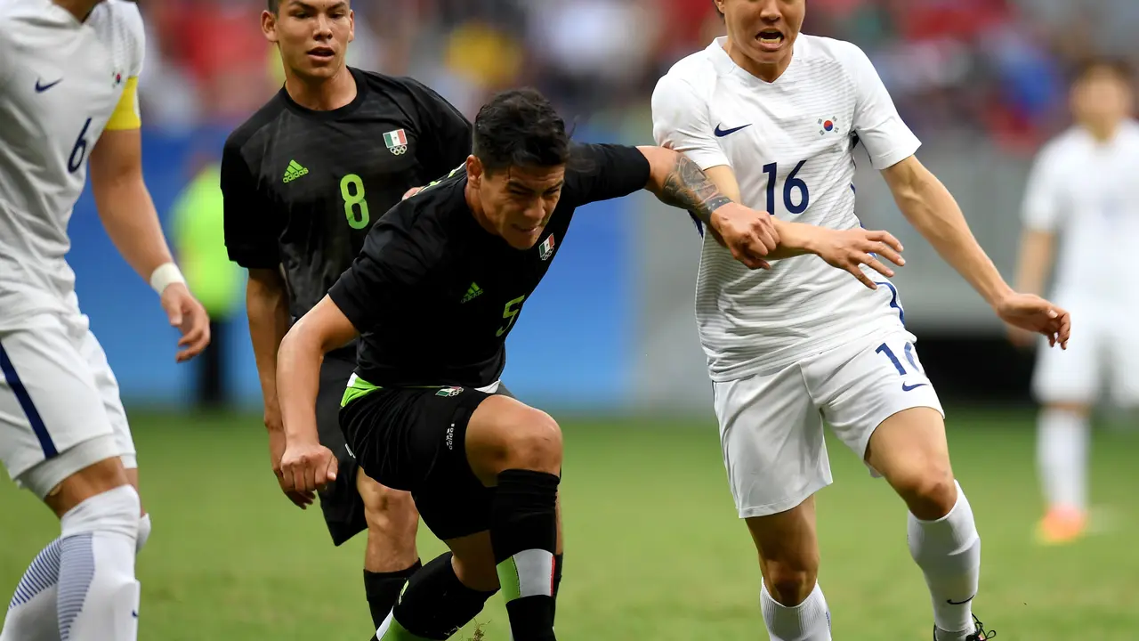 Korea Republic's player Kwon Chang-Hoon (R) vies for the ball with Mexico's player Michael Perez (C) during the Rio 2016 Olympic Games first Round Group C men's football match Korea Republic vs Mexico, at the Mane Garrincha Stadium in Brasilia on August 10, 2016. / AFP PHOTO / EVARISTO SA