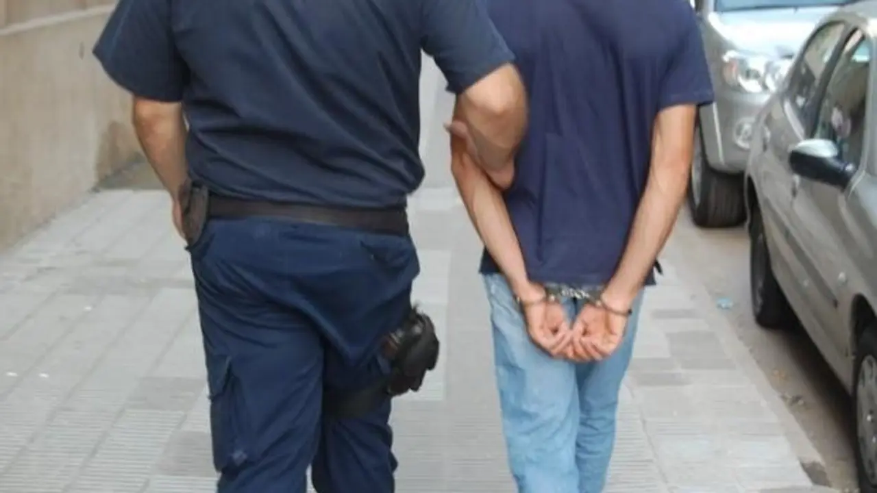 foto de referencia de adolescente detenido