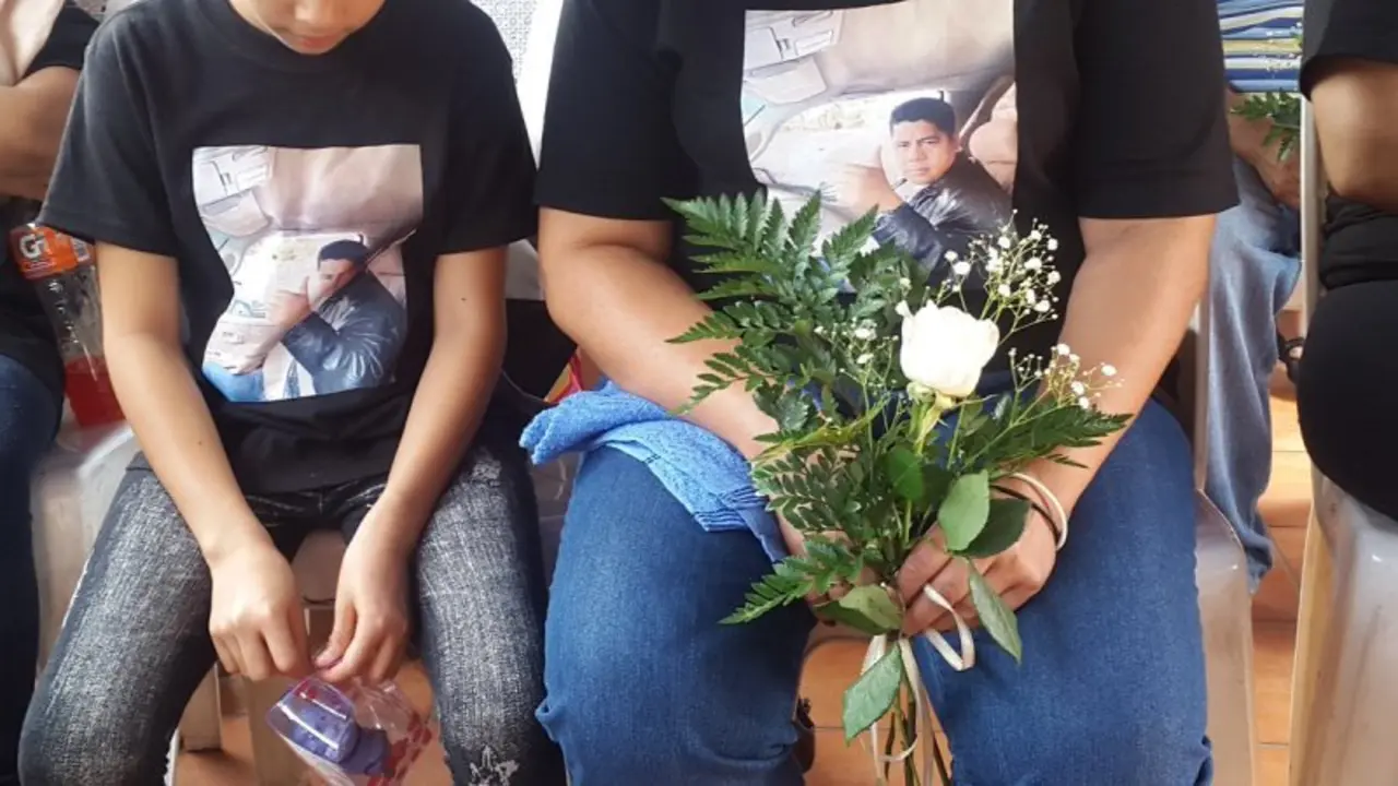 Familiares de polic&iacute;as ca&iacute;dos en combate.