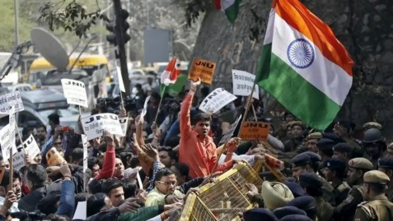 Activists from various Hindu right-wing groups shout slogans as they try to cross a police barricade during a protest against the students of Jawaharlal Nehru University (JNU) outside the university campus in New Delhi, India, February 16, 2016.  REUTERS/Anindito Mukherjee
