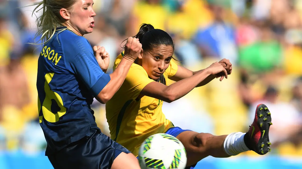 Brazil's player Beatriz (R) vies for the ball with Sweden's Elin Rubensson during their Rio 2016 Olympic Games Women's semi-final match at the Maracana Stadium in Rio de Janeiro, Brazil, on August 16, 2016.    / AFP PHOTO / VANDERLEI ALMEIDA