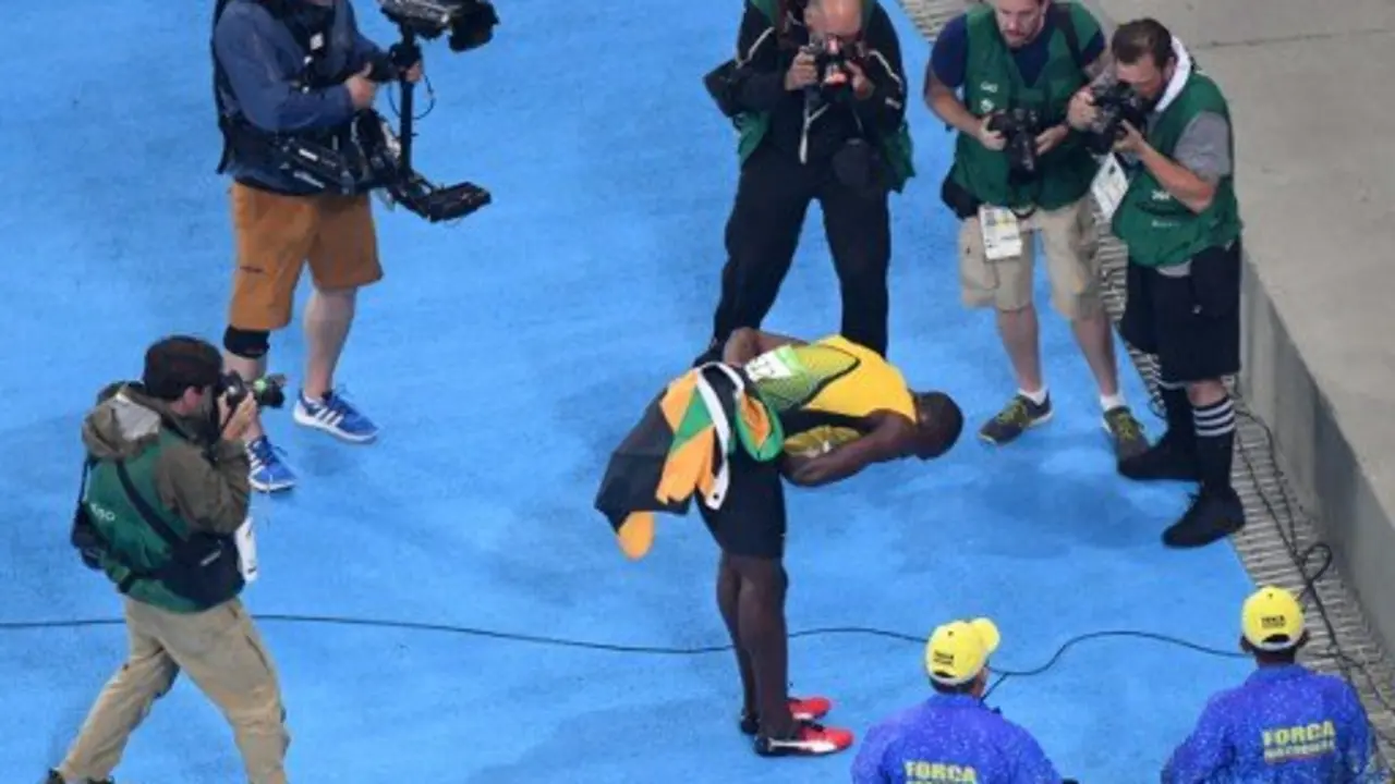 Jamaica's Usain Bolt celebrates after he won the Men's 200m Final during the athletics event at the Rio 2016 Olympic Games at the Olympic Stadium in Rio de Janeiro on August 18, 2016.   / AFP PHOTO / Antonin THUILLIER