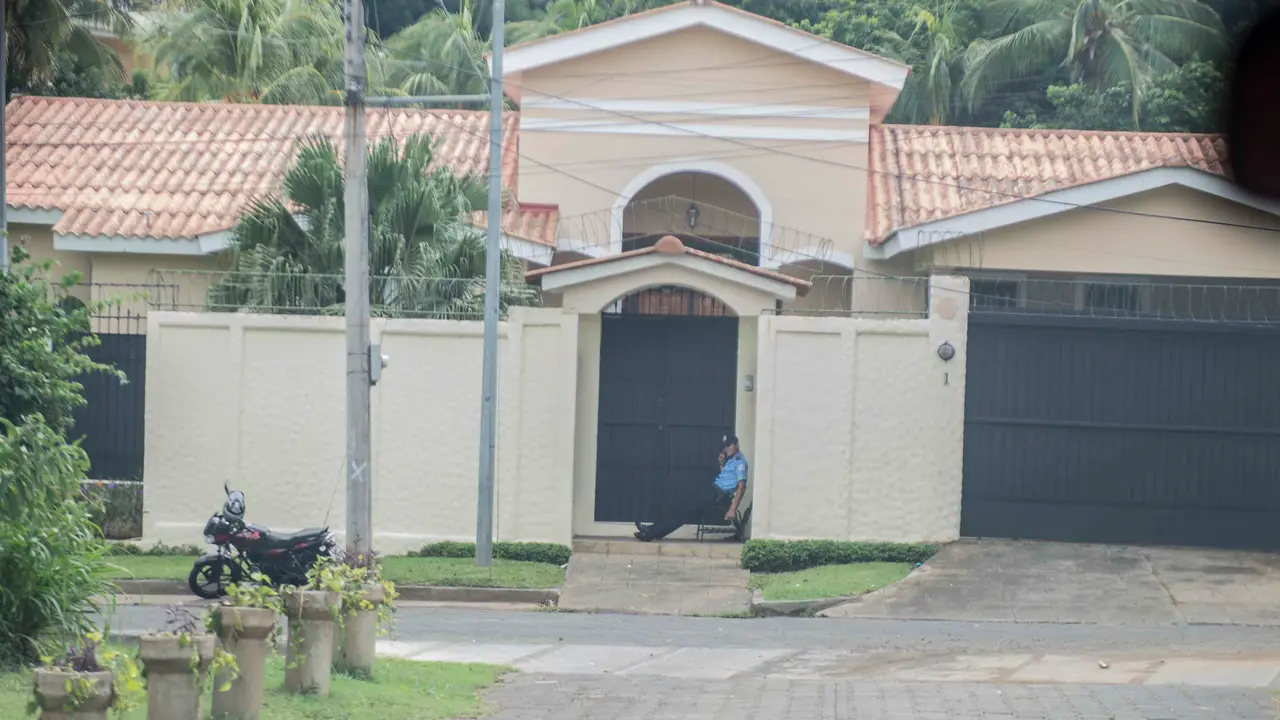 Managua, Nicaragua.06/09/2016. Casa en residencial Las Colinas donde se hospeda el ex presidende de El Salvador Mauricio Funes, se&ntilde;alado en su pais de actos de corrupcion. En la imagen el Editor de Poderes del Diario La prensa, Ismael Lopez al intentar conseguir una entrevista con el ex mandatario. Oscar Navarrete/ LA PRENSA.