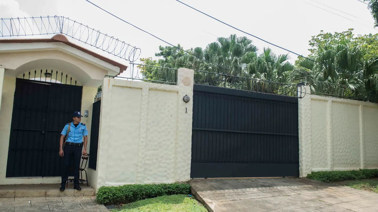 Managua, Nicaragua.06/09/2016. Casa en residencial Las Colinas donde se hospeda el ex presidende de El Salvador Mauricio Funes, se&ntilde;alado en su pais de actos de corrupcion. En la imagen el Editor de Poderes del Diario La prensa, Ismael Lopez al intentar conseguir una entrevista con el ex mandatario. Oscar Navarrete/ LA PRENSA.