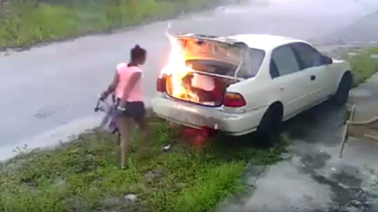 mujer prende fuego auto