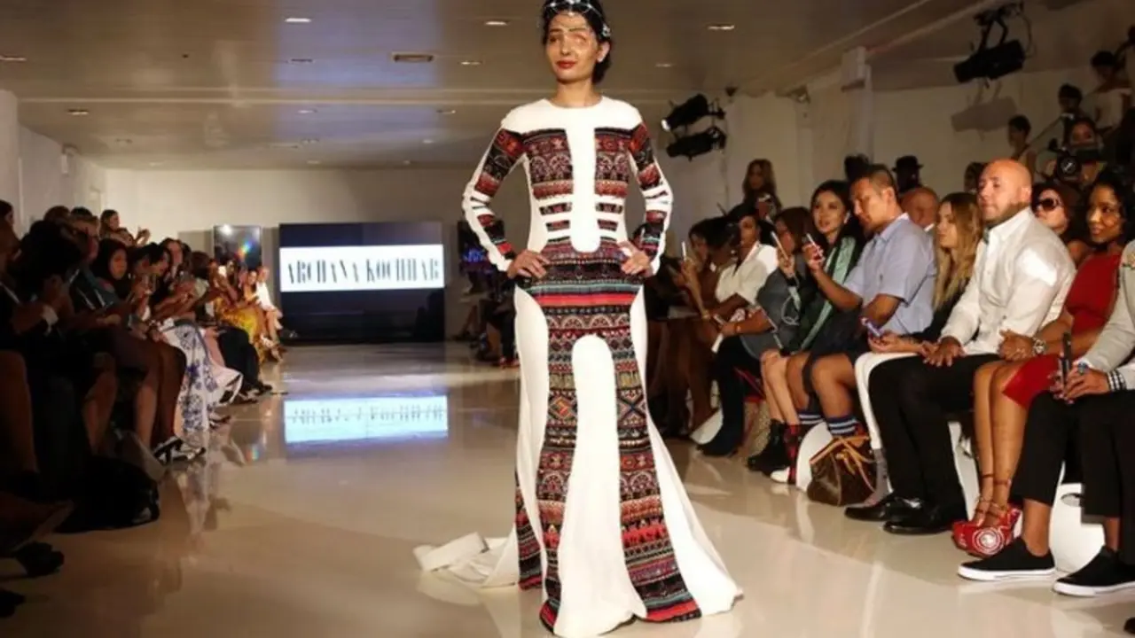 Modelo rociada con &aacute;cido