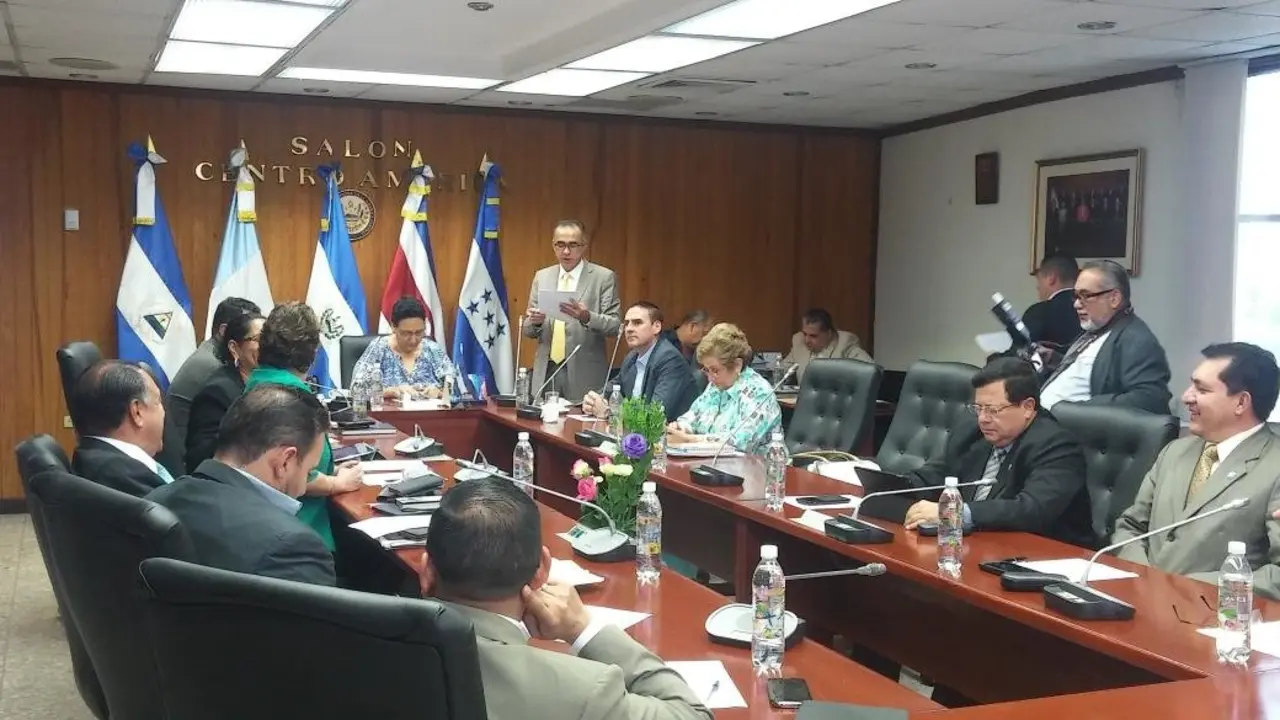 Comisi&oacute;n Pol&iacute;tica