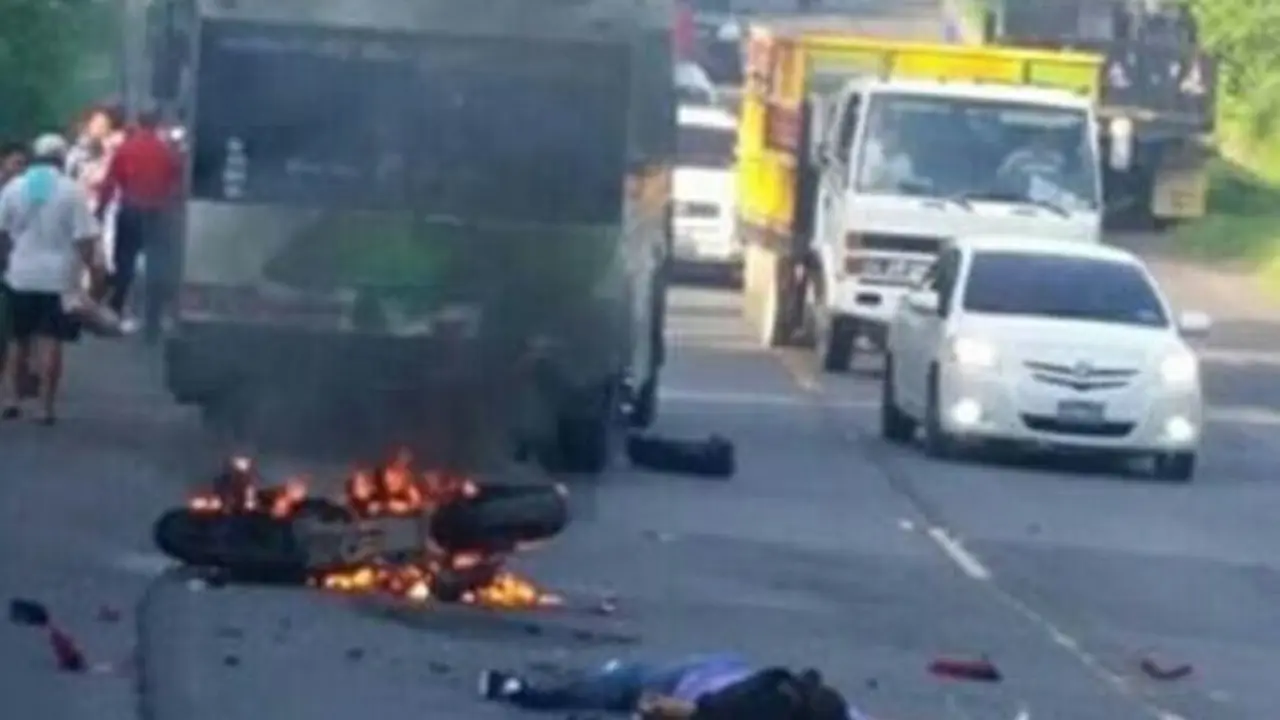 motociclista muere despu&eacute;s de colisionar contra bus