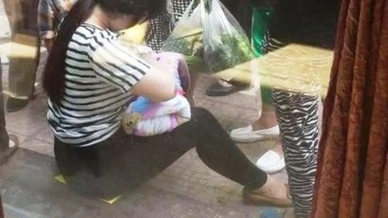 joven con ni&ntilde;a