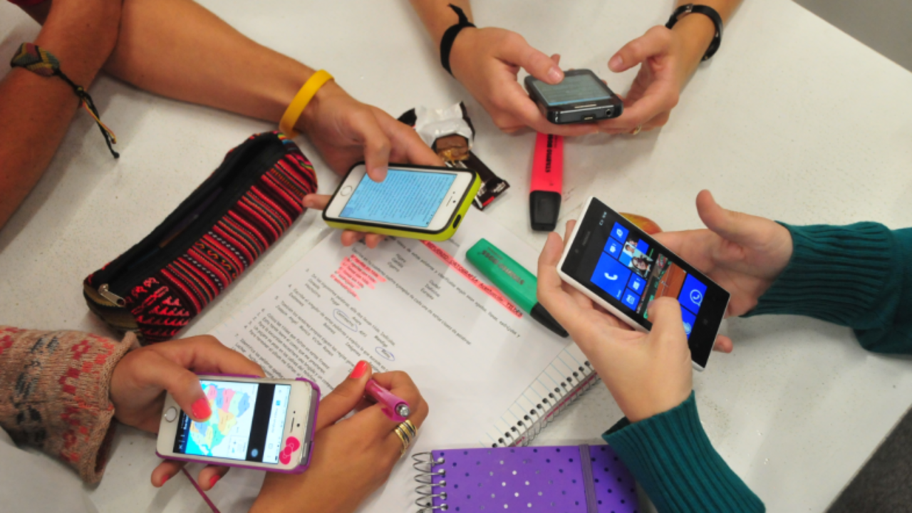 j&oacute;venes usando tel