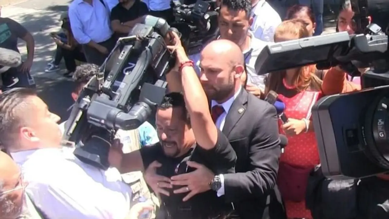 Vel&aacute;squez Parker agrede a camar&oacute;grafo