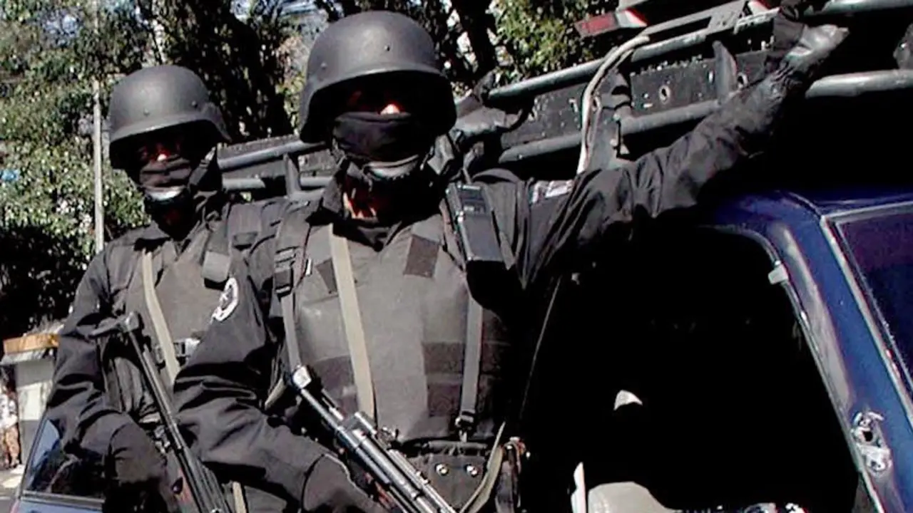 Miembros de la PNC de El Salvador durante un desfile. Imagen de referencia. AFP.