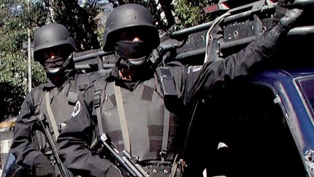 Miembros de la PNC de El Salvador en un desfile. Imagen de referencia. AFP.