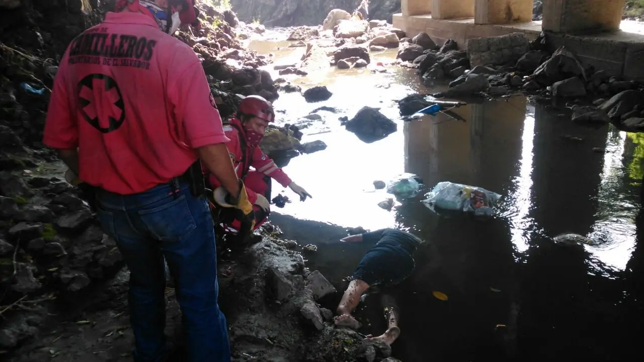 foto de hallazgo de cad&aacute;ver de una mujer