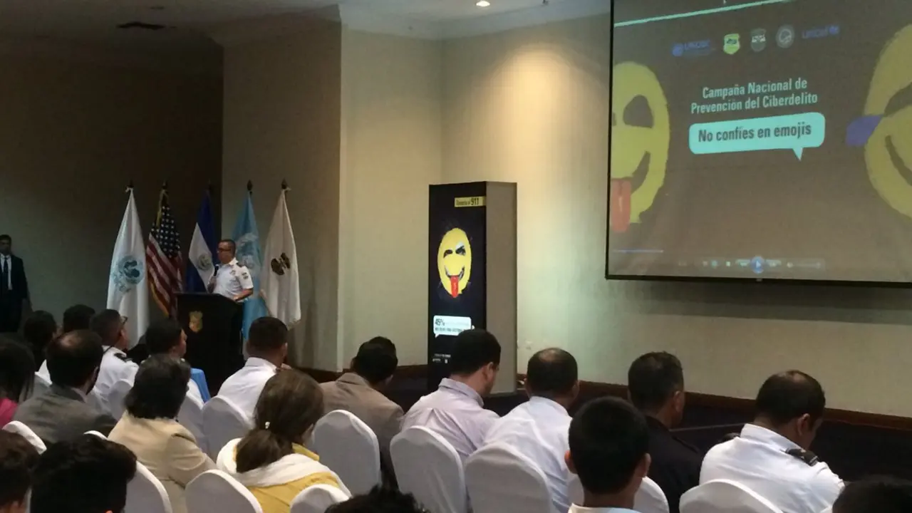 No conf&iacute;es en emojis