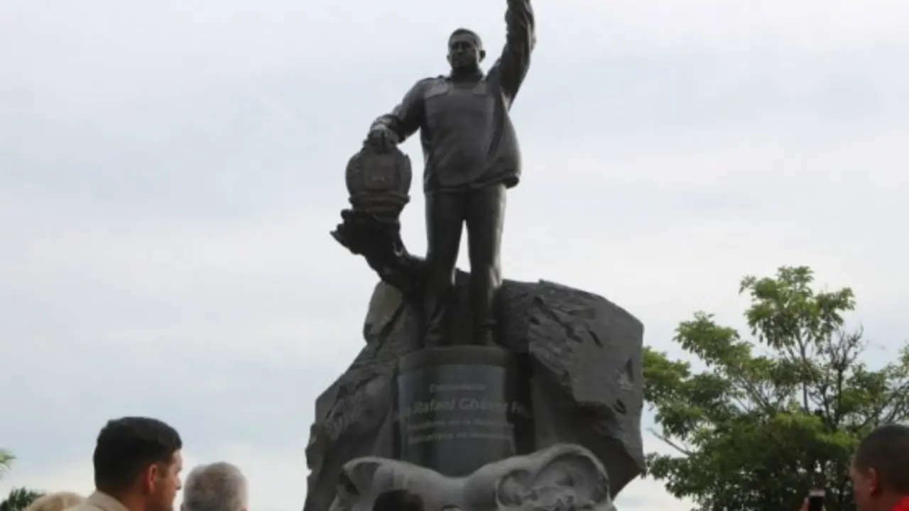 estatua hugo ch&aacute;vez