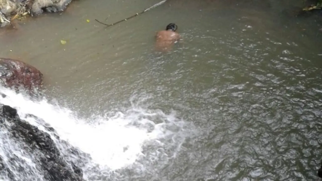 Cad&aacute;ver en r&iacute;o de Las Granad&iacute;as