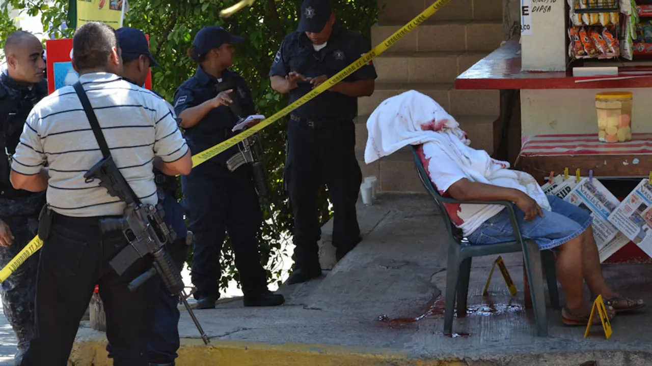 ACAPULCO, GUERRERO, 04FEBRERO2016.- Asesinan a una persona con un arma de fuego, calibre 9 mil&iacute;metros, en la calle 4  de la colonia Alianza Popular, afuera de su miscel&aacute;nea; al lugar, llegaron elementos polic&iacute;acos, donde encontraron tres casquillos percutidos.FOTO: BERNANDINO HERN&Aacute;NDEZ /CUARTOSCURO.COM
