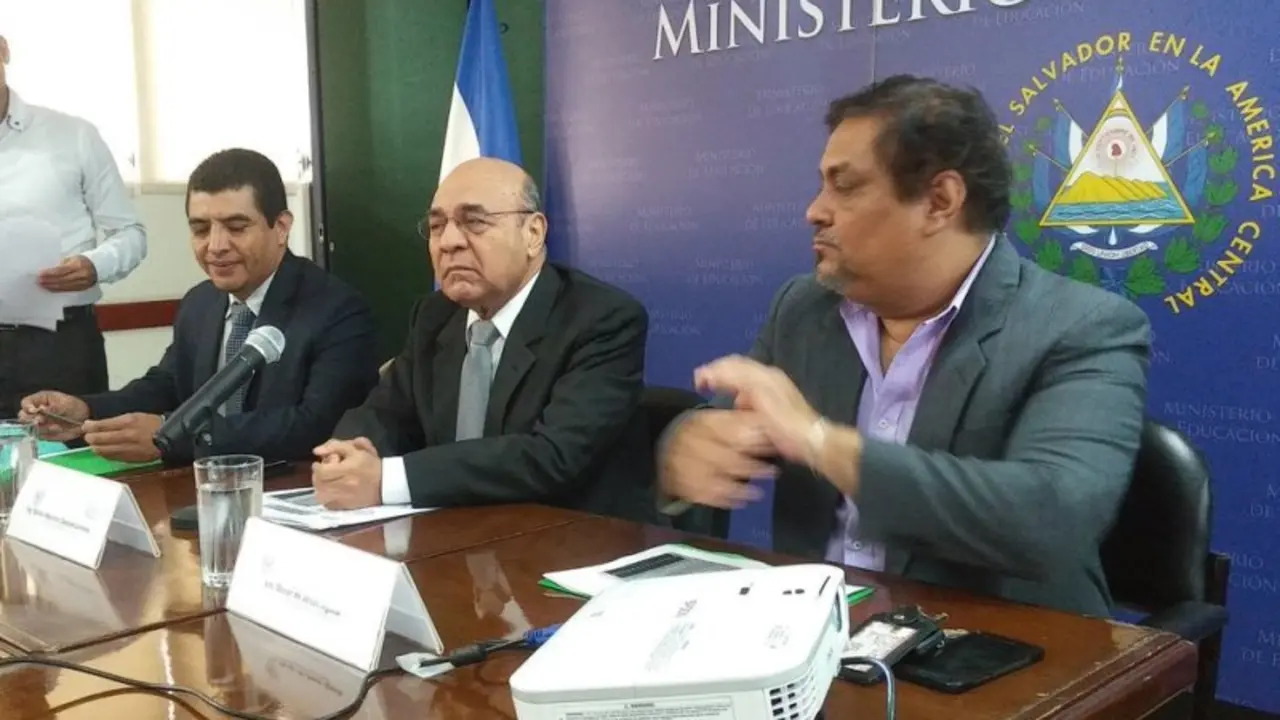 Ministro de Educaci&oacute;n