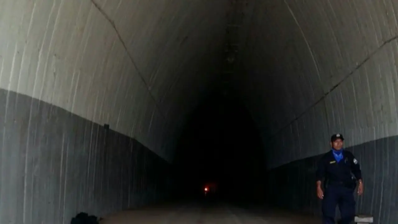 T&uacute;nel de acceso presa 5 de Noviembre Foto Bomberos.