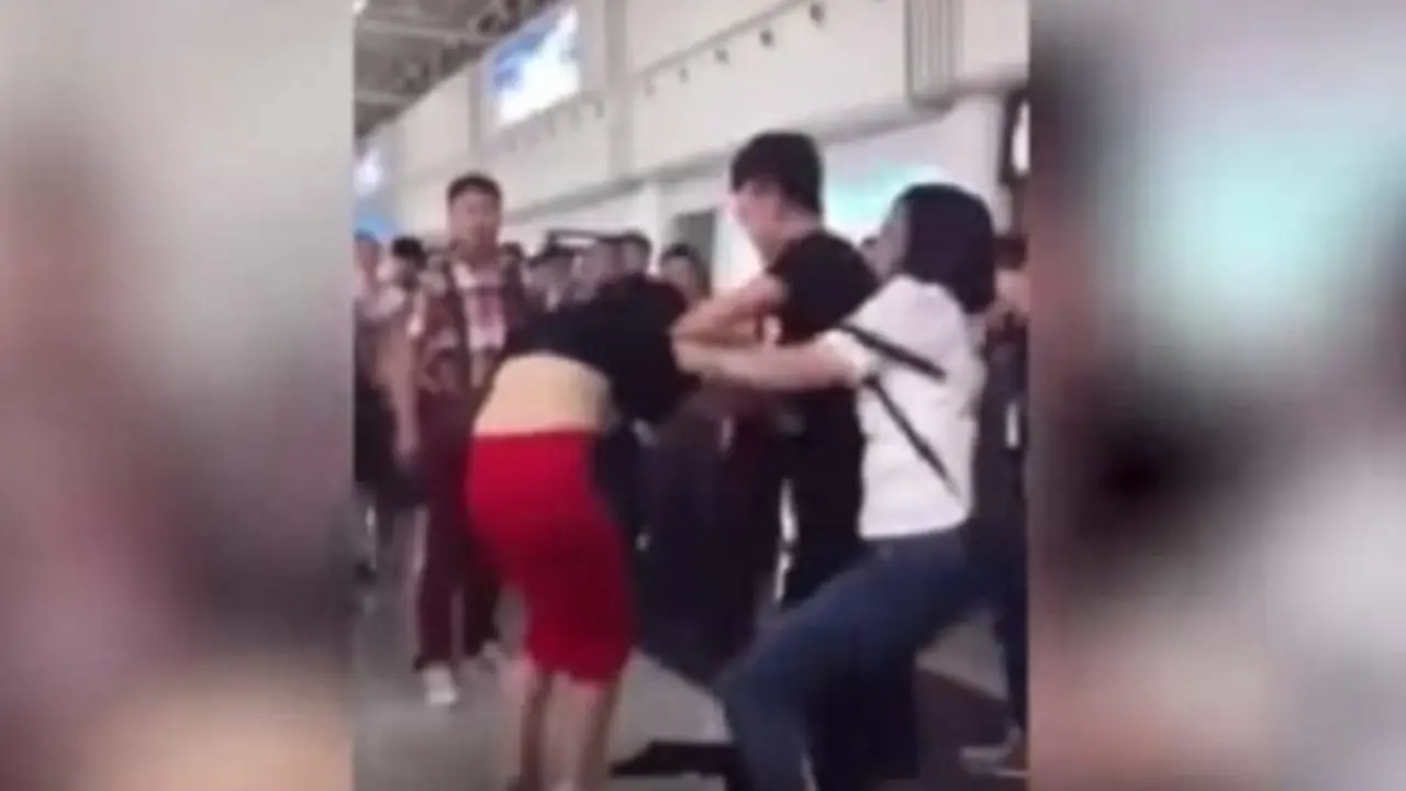 pareja desnuda aeropuerto