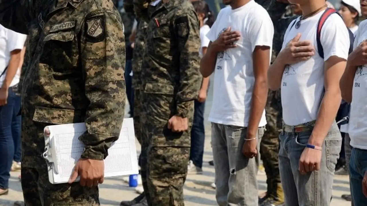 militares j&oacute;venes