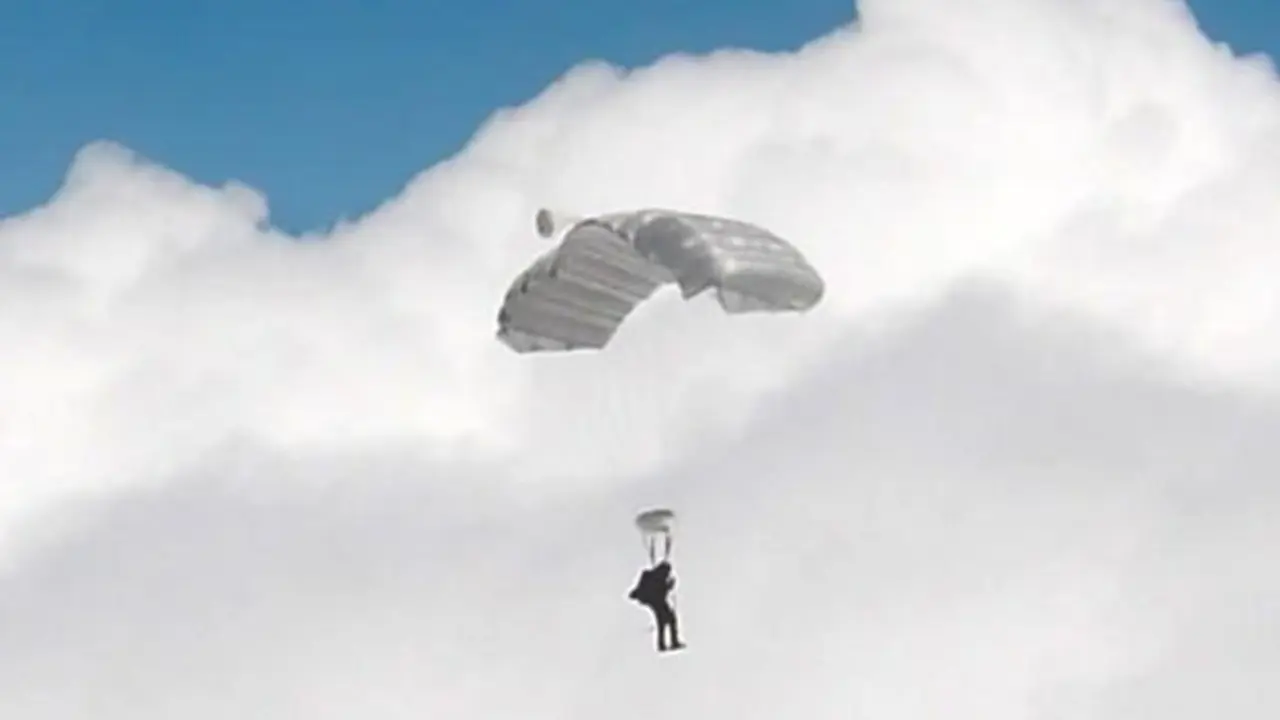 Paracaidista muri&oacute; esta ma&ntilde;ana tras realizar pr&aacute;cticas/ Foto de referencia.