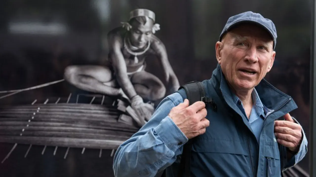 (FILES) This file photo taken on May 27, 2013 shows Brazilian photographer Sebastiao Salgado walking around his pictures which are part of the exhibition "Genesis", ready to be opened to the public at the Environment Museum of Rio de Janeiro's Botanic Garden, on May 27, 2013. / AFP PHOTO / YASUYOSHI CHIBA
