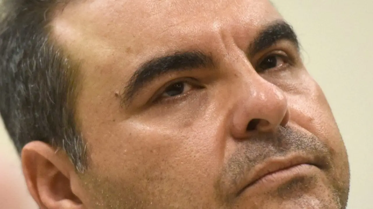 Former Salvadoran President (2004-2009) Elias Antonio Saca waits for the judge to arrive in court in San Salvador, on November 1, 2016. 
Saca, arrested alongside six other people over the weekend, was accused of diverting $246 million dollars by the Salvadorean public prosecutor's office. / AFP PHOTO / Marvin RECINOS