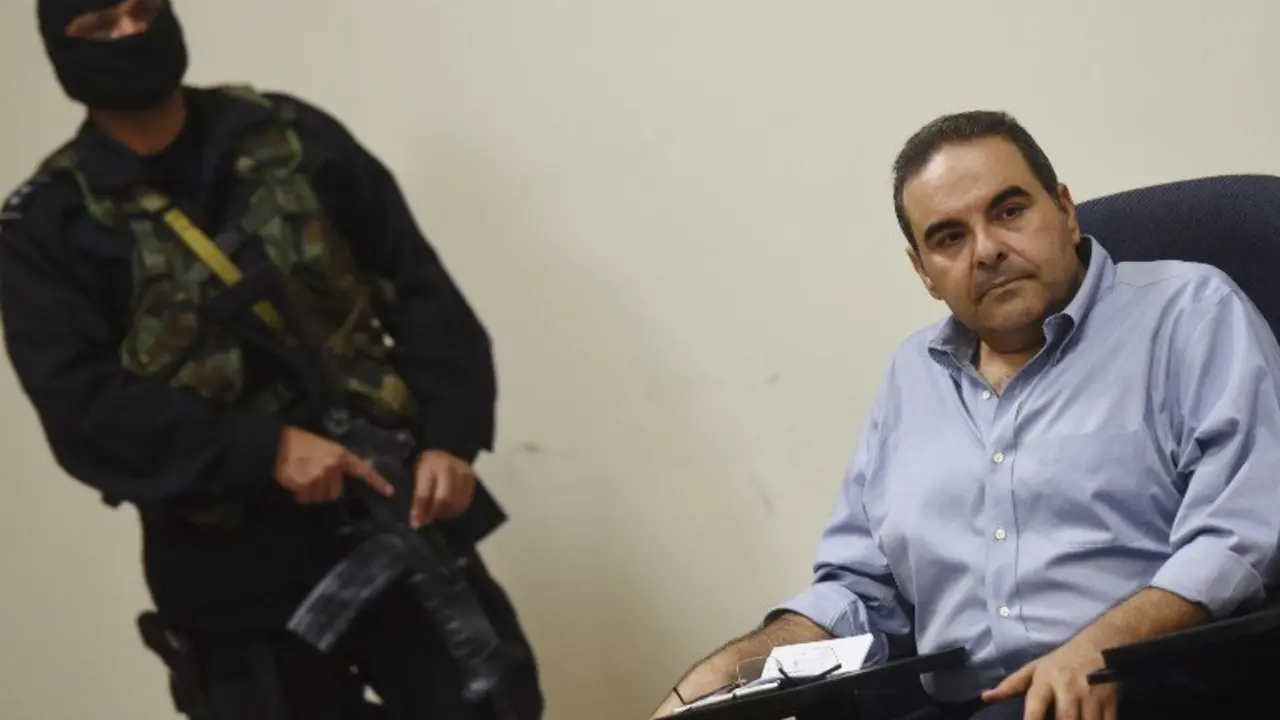 Former Salvadoran President (2004-2009), Elias Antonio Saca, attends a hearing at the Isidro Menendez Judicial Centre in San Salvador, on November 4, 2016. 
Saca, arrested alongside six other people over the past weekend, was accused by the Salvadorean public prosecutor's office of diverting $246 million dollars from state coffers. / AFP PHOTO / Marvin RECINOS