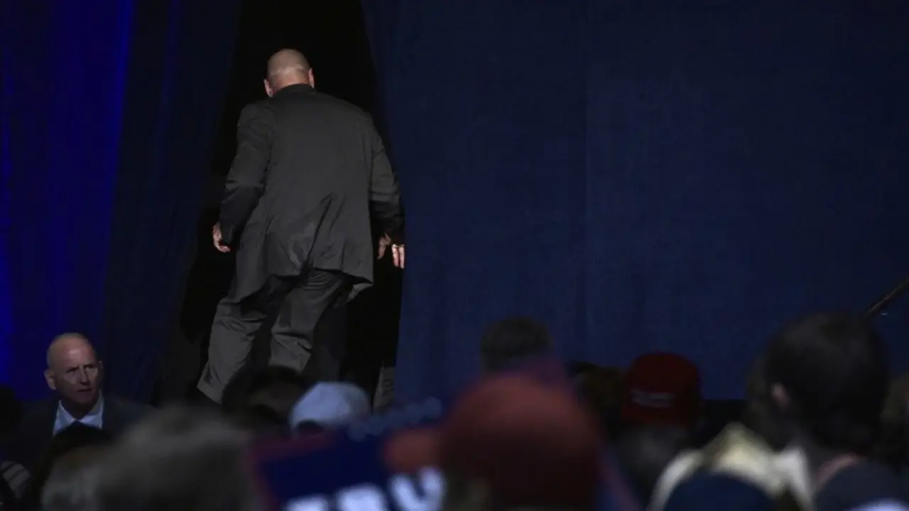 Security personnel rush off stage after Republican presidential nominee Donald Trump was escorted away during a rally at the Reno-Sparks Convention Center in Reno, Nevada on November 5, 2016. / AFP PHOTO / MANDEL NGAN