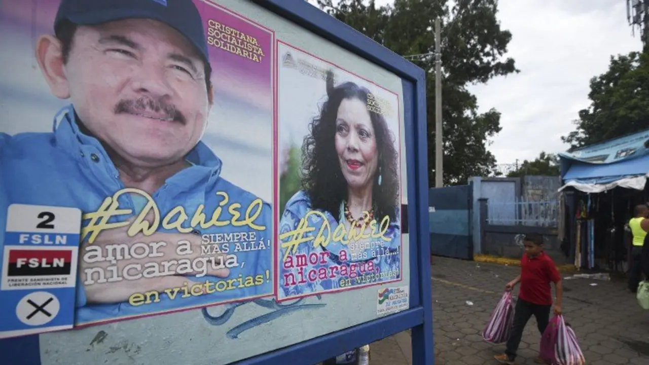 A boy walks next to propaganda of Nicaraguan President Daniel Ortega and her wife Rosario Murillo in Managua on November 2, 2016, ahead of the general elections to take place next November 6.
Surveys indicate that Nicaragua's first couple are more than likely to emerge the winners of elections that will hand Ortega a fourth mandate, and Murillo her first as his vice president. / AFP PHOTO / RODRIGO ARANGUA