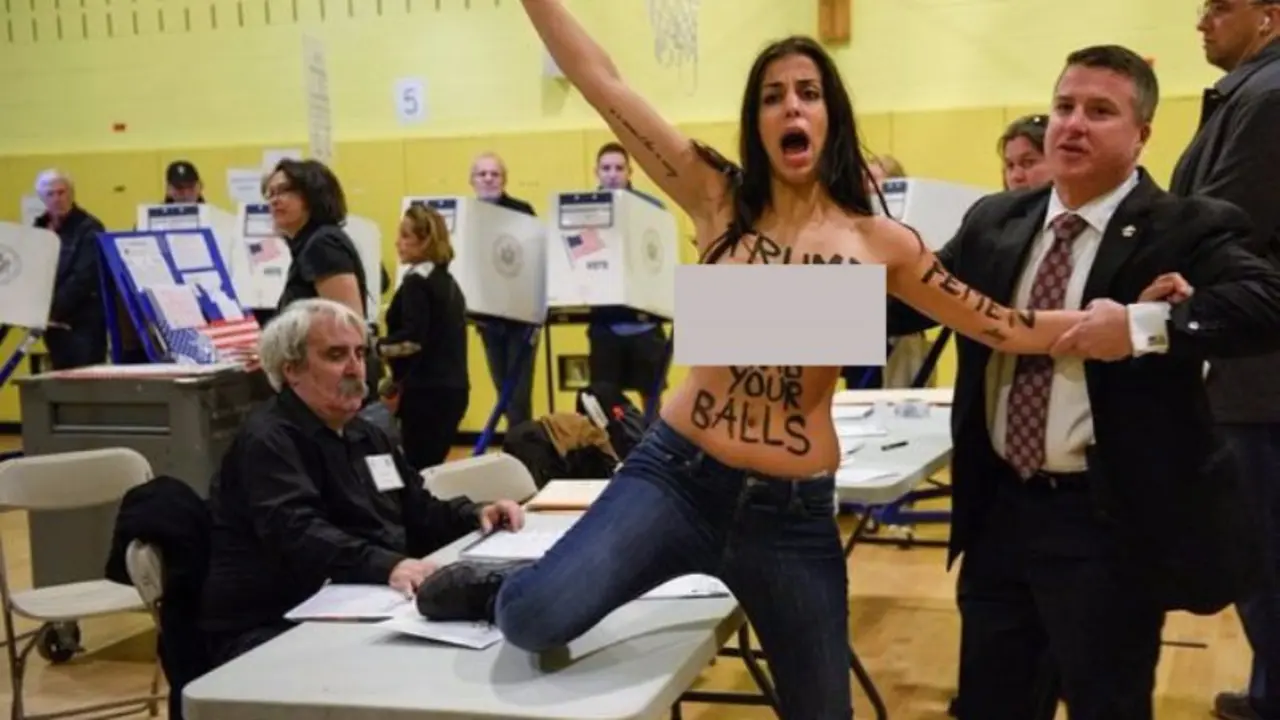 mujer muestra sus pechos