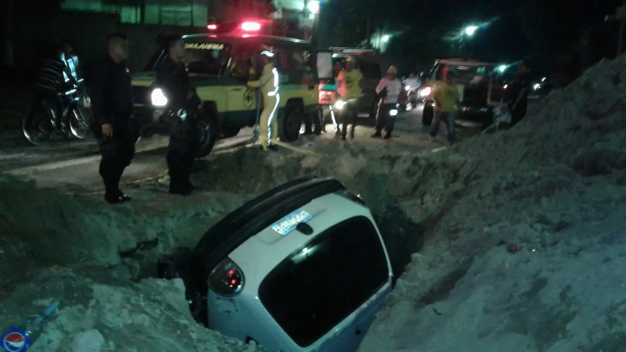 vehiculo dentro de c&aacute;rcava