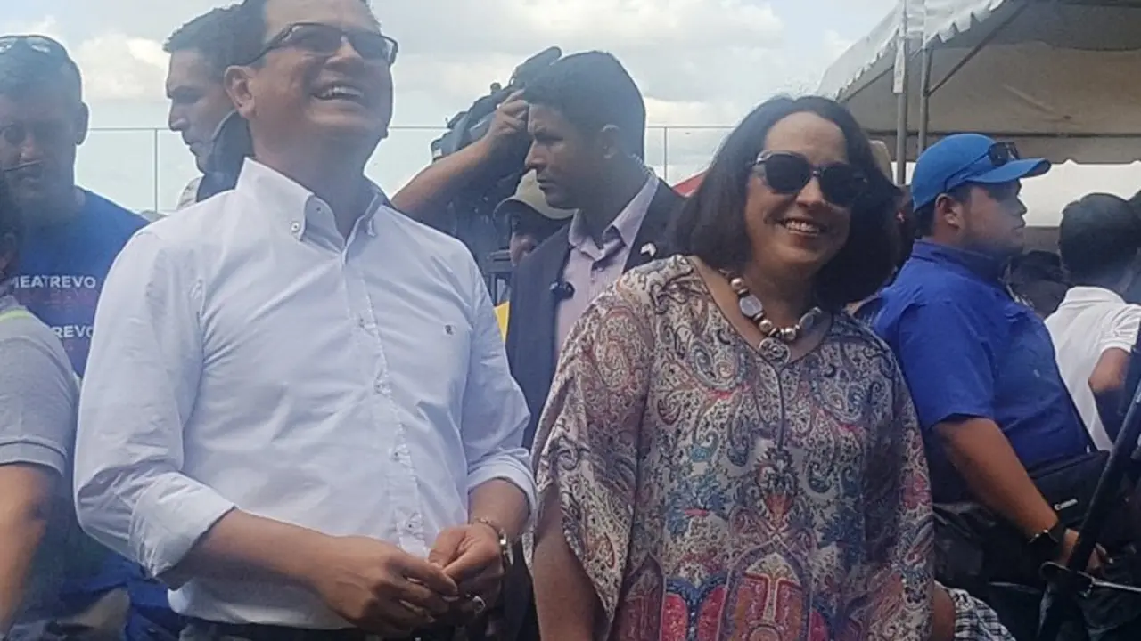 martinez y embajadora