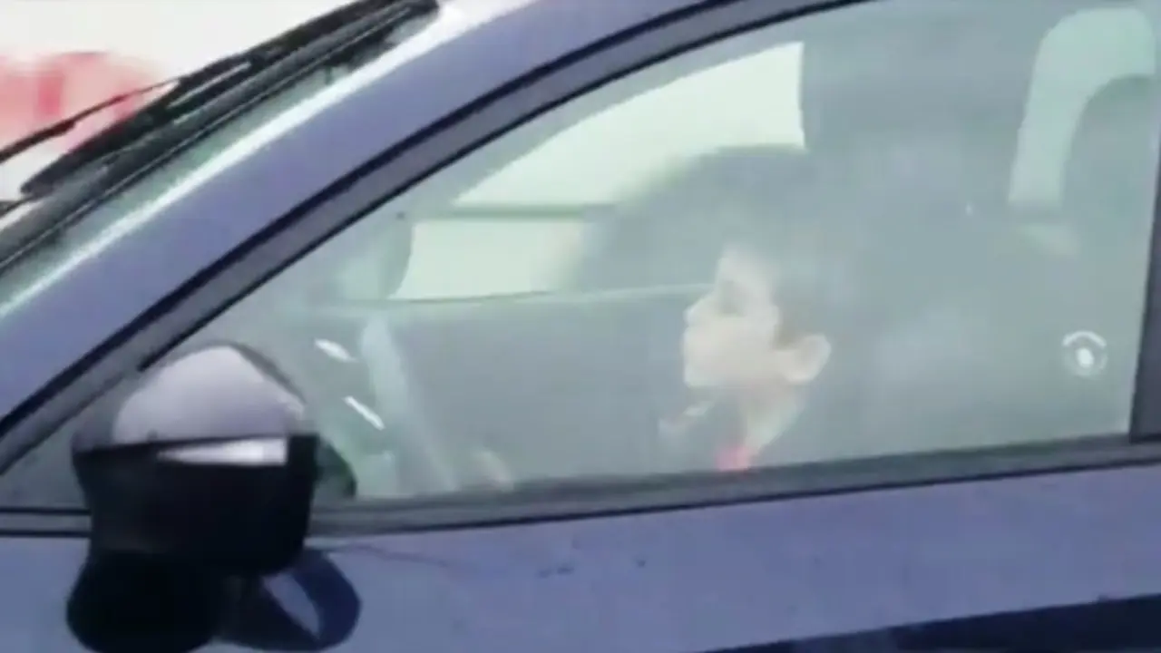 ni&ntilde;o manejando