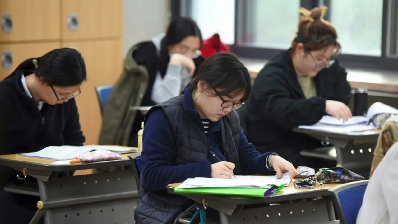 Students sit the annual College Scholastic Ability Test, a standardised exam for college entrance, at a high school in Seoul on November 17, 2016.
South Korea fell silent on November 17 with road traffic cleared and stock markets and businesses opening late as 606,000 students sat at the high-stake annual college entrance test in the education-obsessed country.  / AFP PHOTO / JUNG Yeon-Je
