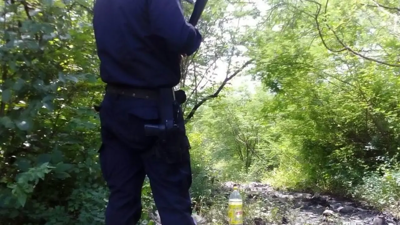 Polic&iacute;a en predio bald&iacute;o