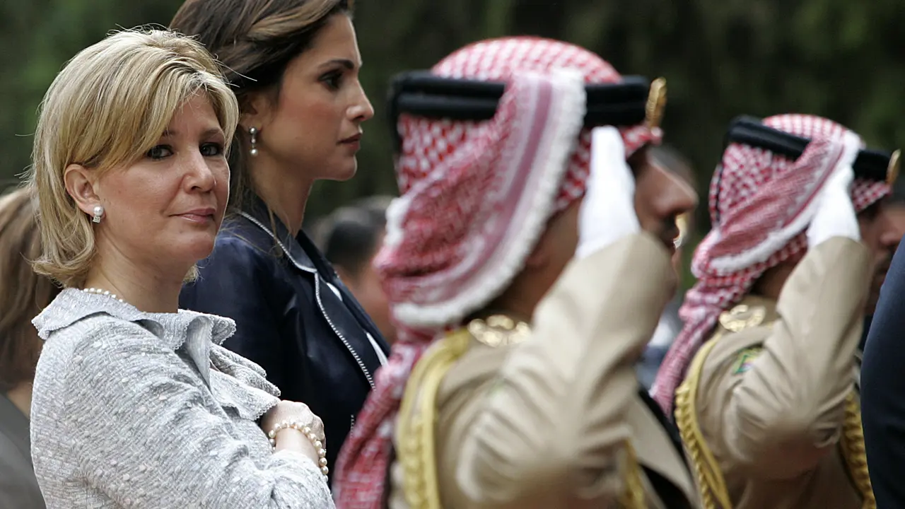 Salvadorean First Lady Ana Ligia de Saca (L) and Queen Rania of Jordan (2nd L) listen to the Salvadorean national anthem at Bassman Palace in Amman, 17 May 2007. Salvadorean President Elias Antonio Saca, who will attend the GII summit on the sidelines of the World Economic Forum, arrived for talks with Jordanian King Abdullah II on bilateral relations. AFP PHOTO/KHLAIL MAZRAWI / AFP PHOTO / KHALIL MAZRAAWI
