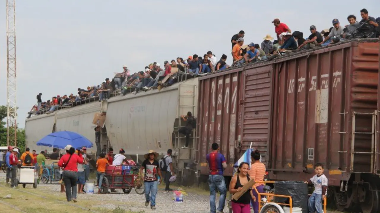 Central American immigrant get on the so-called La Bestia (The Beast) cargo train, in an attempt to reach the Mexico-US border, in Arriaga, Chiapas state, Mexico on July 16, 2014.  AFP PHOTO/ELIZABETH RUIZ / AFP PHOTO / ELIZABETH RUIZ