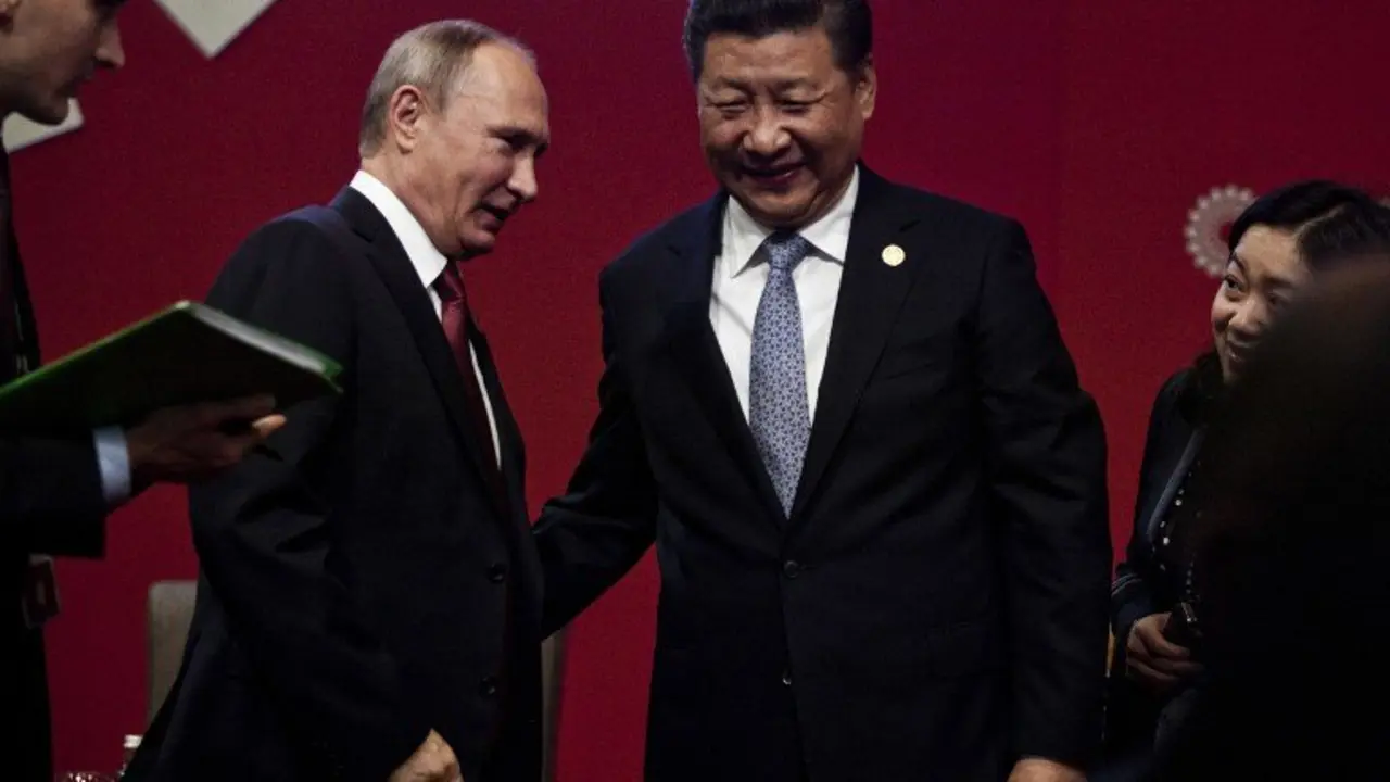 This handout photo taken on November 19, 2016 and released by the official APEC Peru 2016 organisation shows President Vladimir Putin (2nd L) chatting with China's President Xi Jinping (2nd R) at the start of the ABAC and APEC Leaders' Dialogue at the Asia-Pacific Economic Cooperation (APEC) Summit in Lima.
Pacific Rim leaders are meeting in Peru on November 19-20 to push for continued free trade against the backdrop of rising protectionism globally. / AFP PHOTO / APEC PERU 2016 / STR / -----EDITORS NOTE --- RESTRICTED TO EDITORIAL USE - MANDATORY CREDIT "AFP PHOTO / APEC PERU 2016 " - NO MARKETING - NO ADVERTISING CAMPAIGNS - DISTRIBUTED AS A SERVICE TO CLIENTS 