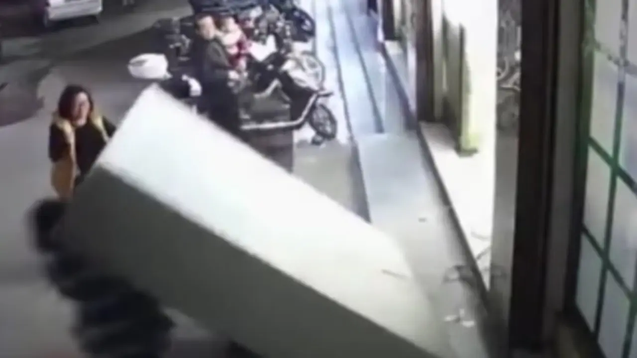 ni&ntilde;o muere ras caerle estante 