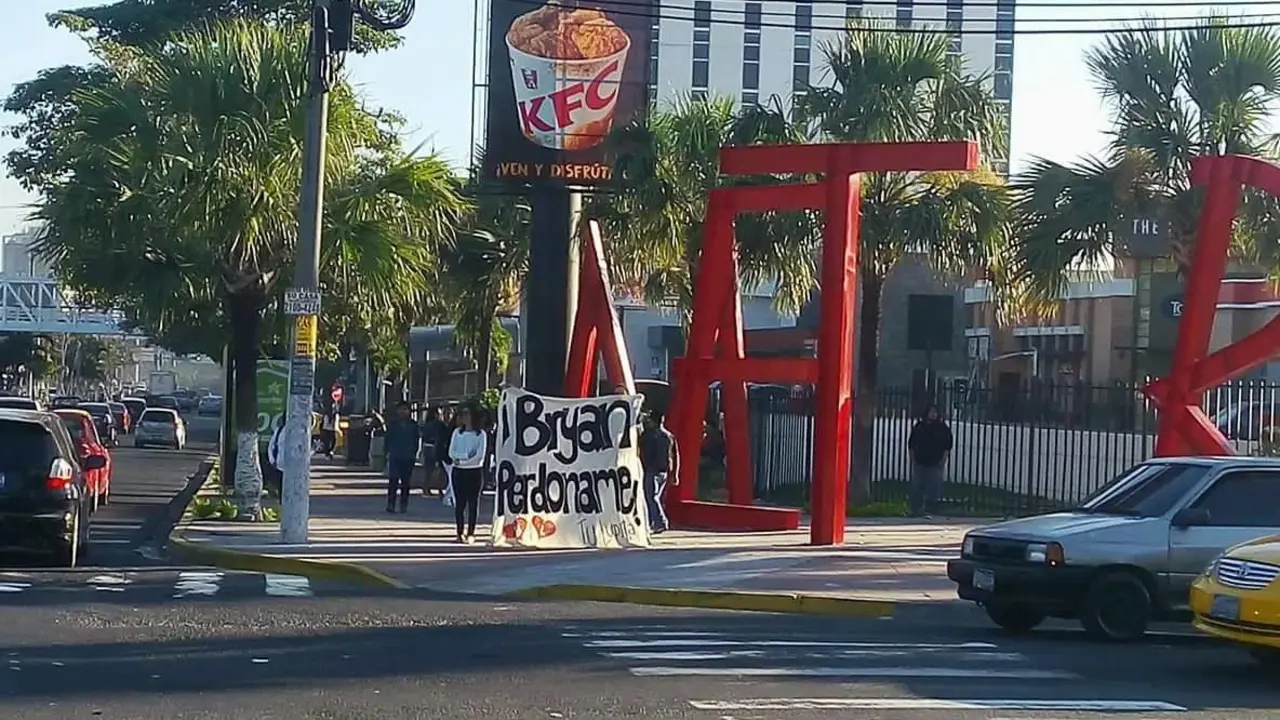 Se ha vuelto frecuente el uso de pancartas para enviar mensajes personales.