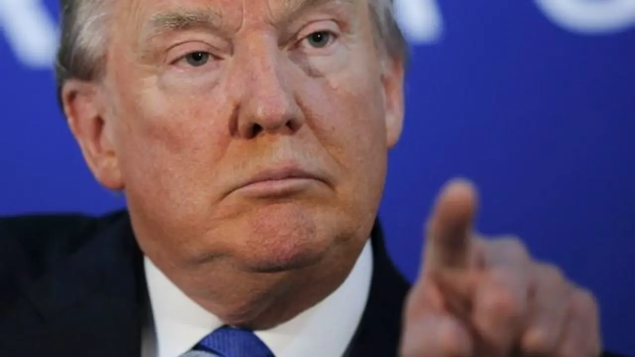 trump se&ntilde;ala con dedo