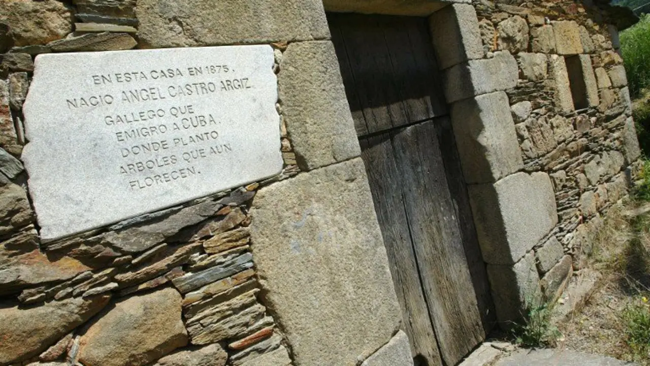 (FILES) This file photo taken on June 9, 2005 shows a plaque reading 'Angel Castro Argiz was born in this house in 1875, a Galician who emigrated to Cuba where he planted trees which still blossom' on the small limestone house of Fidel Castro's father house, in Lancara, a village 20 kilometres (12 miles) from Lugo, northwestern Spain.
Cuba's socialist icon and father of his country's revolution Fidel Castro died on November 25, 2016, aged 90, after defying the United States during a half-century of ironclad rule and surviving the eclipse of global communism.

 / AFP PHOTO / MIGUEL RIOPA
