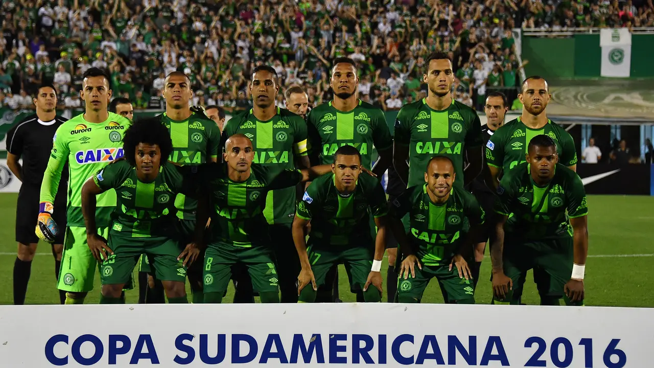 (FILES) This file photo taken on November 23, 2016 shows Brazil's Chapecoense players posing for pictures during their 2016 Copa Sudamericana semifinal second leg football match against Argentina's San Lorenzo  held at Arena Conda stadium, in Chapeco, Brazil.
A plane carrying 81 people, including members of a Brazilian football team, crashed late on November 28, 2016 near the Colombian city of Medellin, officials said. The airport that serves Medellin said that among the 72 passengers and nine crew were members of Chapecoense Real, a Brazilian football club that was supposed to play against Colombia's Atletico Nacional Wednesday in the South American Cup finals.  
 / AFP PHOTO / NELSON ALMEIDA